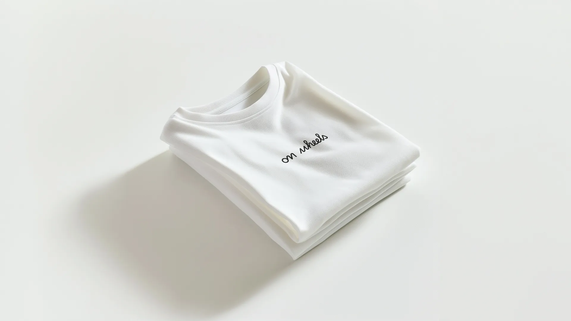 Mockup de t-shirt blanc On Wheels avec logo brodé sur la poitrine.